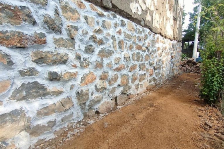 KUĆA ZA SAMO 9.000 EVRA! Oglas zapalio Srbiju: Temelj i krov kao novi, dvorište puno voća, a evo gde se nalazi ovo BLAGO! (FOTO)