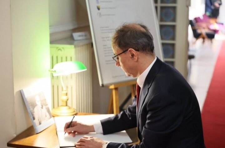 Premijer u Državnom arhivu Srbije