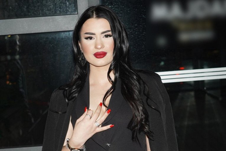 MLATI PARE, A NE RASPOLAŽE SVOJIM NOVCEM! Šok-ispovest mlade pevačice!