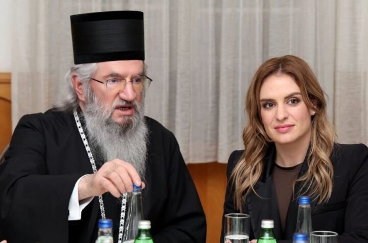 Ministarka Stamenkovski sa mitropolitom šumadijskim Jovanom: Čula se nekolicina demonstranata kako duva u vuvuzele, ali himna Srbije bila je glasnija