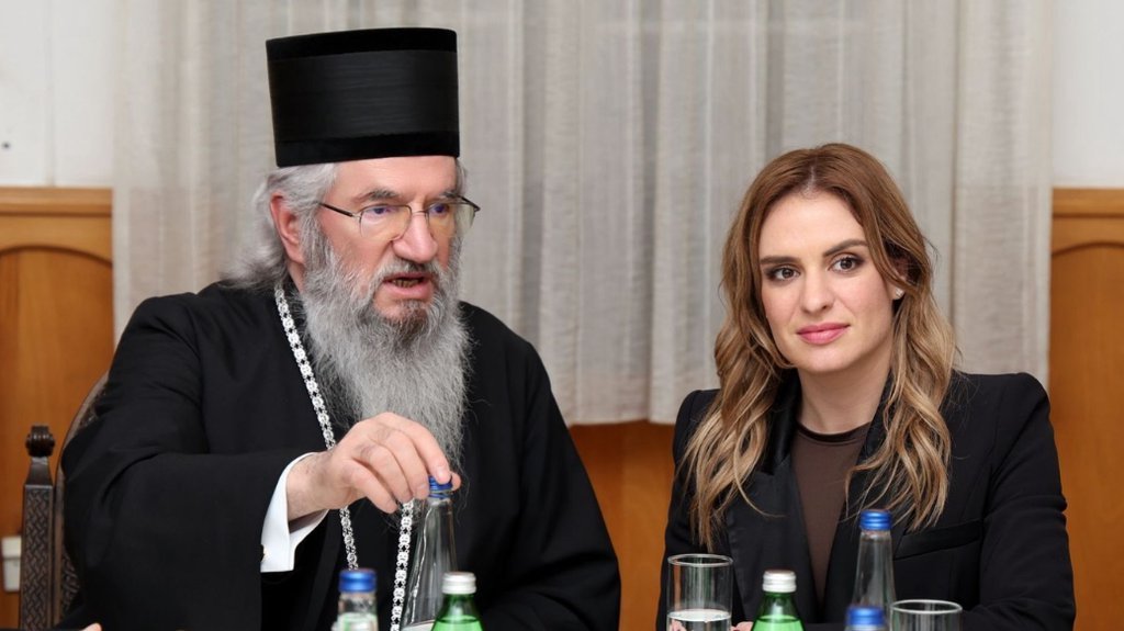 Ministarka Stamenkovski sa mitropolitom šumadijskim Jovanom: Čula se nekolicina demonstranata kako duva u vuvuzele, ali himna Srbije bila je glasnija