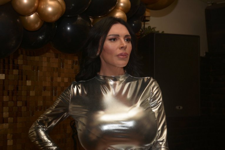 NAŠA PEVAČICA KOJA SE BAVI PROSTITUCIJOM PUŠTENA NA SLOBODU! Prvo oglašavanje Elektre Elit nakon izlaska iz zatvora!