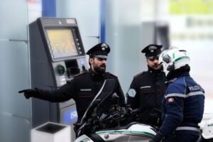 NE SMEJU DA IMAJU ASTMU I PATE OD ALERGIJA, MORAJU DA VOZE: Grad traži kandidate za najbizarniji posao godine!