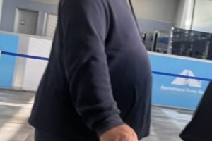 NIKO GA NIJE PREPOZNAO! Uhvatili smo Bobu Živojinovića na aerodromu, OVAKVOG GA NIKADA NISTE VIDELI! (PAPARACO FOTO)