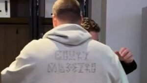 Nikola Jokić na 'Ol-star' došao u čudnom duksu: Ima poruku koju niko ne razume, glagoljica ili nešto drugo?