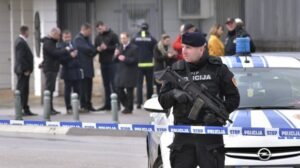 OPSADNO STANJE U KOTORU: Nekoliko desetina policajaca opkolilo zgradu, evo šta je razlog