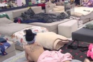 OVAKO GA JE NAMAMILA U KREVET! Maja Marinković SE SKINULA PRED KAMERAMA- silikonske grudi i zadnjica U PRVOM PLANU! (GALERIJA)