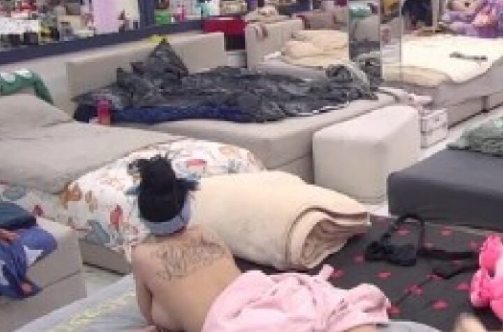 OVAKO GA JE NAMAMILA U KREVET! Maja Marinković SE SKINULA PRED KAMERAMA- silikonske grudi i zadnjica U PRVOM PLANU! (GALERIJA)