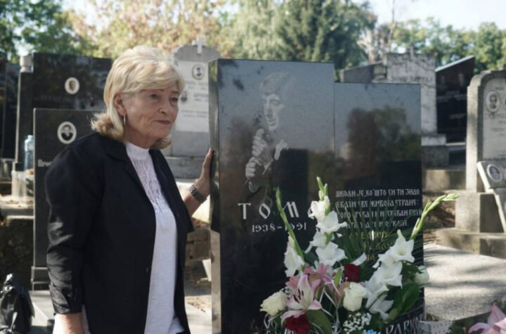 OVE SCENE UDOVICE I ĆERKE POKOJNOG TOME ZDRAVKOVIĆA ĆE VAM NATERATI SUZE NA OČI: Cela sala plakala zbog uspomena! (FOTO)