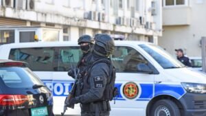 Opsadno stanje u delu Kotora: Policija pretresa vile i kuće
