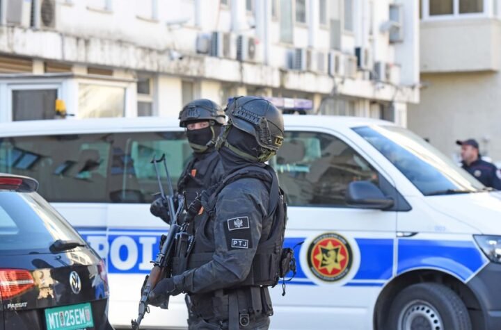 Opsadno stanje u delu Kotora: Policija pretresa vile i kuće