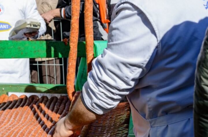 PAO SVETSKI REKORD U TURIJI! Napravljena kobasica od neverovatna DVA KILOMETRA: Nestala za manje od sat vremena! (FOTO)