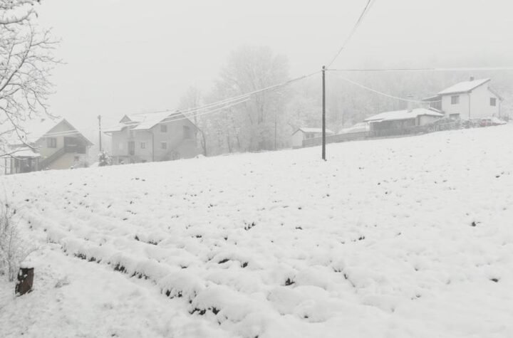 PONOVO SE ZABELELI UŽICE I ZLATIBOR: Na Tari napadalo nekoliko centimetara snega