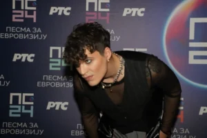 PORODILA SE ŽENA NAŠEG POZNATOG PEVAČA! Stigle prve informacije o detetu, fotografija ugledala svetlost dana!