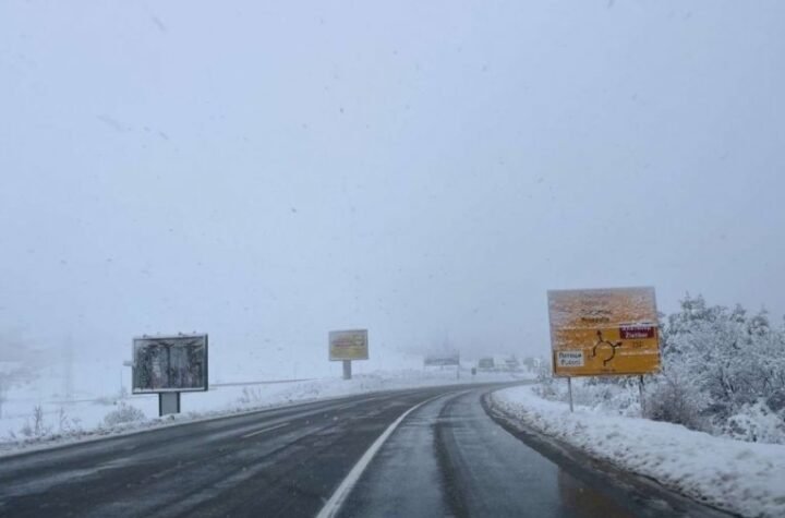 POVRATAK SA ODMORA SE PRETVORIO U AGONIJU! Divčibare i Zlatibor u potpunom blokadi: Pola metra snega okovalo automobile, ljudi satima stoje u mestu!