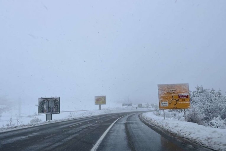 POVRATAK SA ODMORA SE PRETVORIO U AGONIJU! Divčibare i Zlatibor u potpunom blokadi: Pola metra snega okovalo automobile, ljudi satima stoje u mestu!