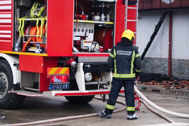 POŽAR NA SAVSKOM VENCU! Na terenu Hitna i ŠEST vatrogasnih vozila - ZATVORENA ULICA!