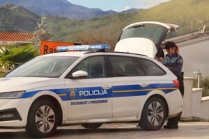 PREŠAO U SUPROTNU TRAKU, PA SLETEO! Muškarac poginuo u udesu - ZAKUCAO SE U STABLO!