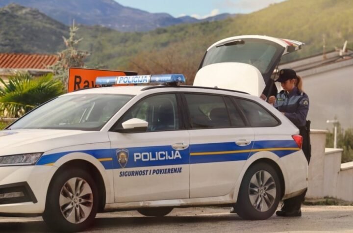 PREŠAO U SUPROTNU TRAKU, PA SLETEO! Muškarac poginuo u udesu - ZAKUCAO SE U STABLO!