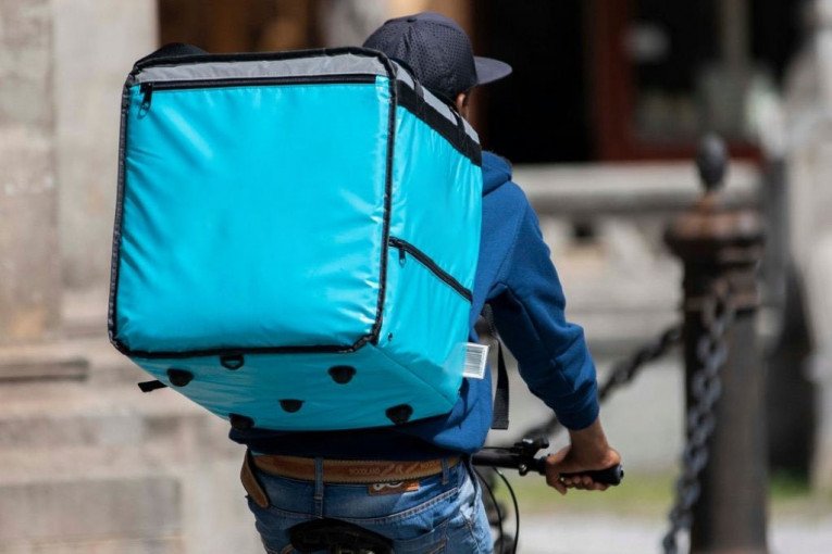 PRETUČEN DOSTAVLJAČ HRANE U ZEMUNU! Presrela ga osmorica maskiranih muškaraca, pa ga oborili i šutirali!