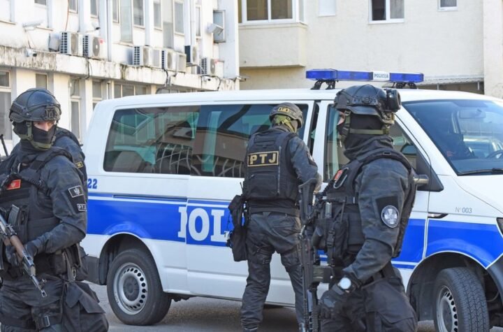 Policija opkolila zgradu u kojoj živi brat Mila Đukanovića: Opsadno stanje u Podgorici