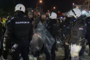 "SAČUVAĆEMO MATICU I VOJVODINU U SRBIJI JER JE TO ZAVET!" Vučević o večerašnjem nasilju blokadera u Novom Sadu - ISPRED SNP SE OKUPILA ŠAČICA EKSTREMISTA!