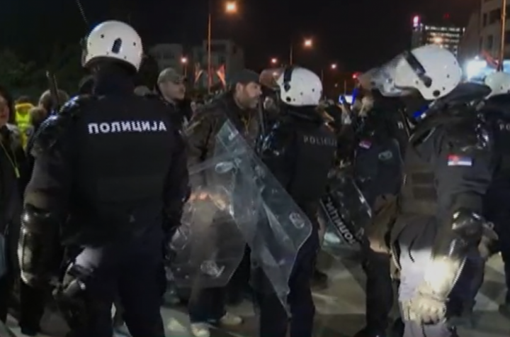 "SAČUVAĆEMO MATICU I VOJVODINU U SRBIJI JER JE TO ZAVET!" Vučević o večerašnjem nasilju blokadera u Novom Sadu - ISPRED SNP SE OKUPILA ŠAČICA EKSTREMISTA!