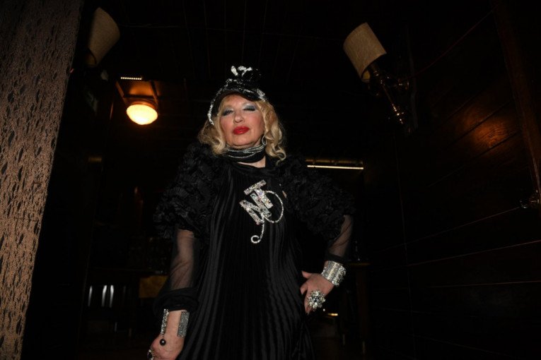 SINU NAŠE PEVAČICE STALO SRCE I ISKVARIO: Zatekla STRAVIČAN PRIZOR, htela da se UBIJE da nije preživeo tad! (FOTO)