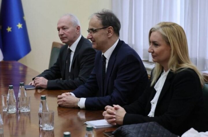 SJAJNE VESTI ĆE OBRADOVATI GRAĐANE NA INICIJATIVU PREMIJERA MACUTA: VMA i Vlada Srbije smanjuju liste čekanja za operacije kuka i kolena! (FOTO)