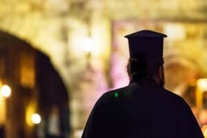 SKANDAL U CRKVI: Biskup ignorisao ZLOSTAVLJANJE DECE od dvojice sveštenika, a onda je šokirao sve na sudu