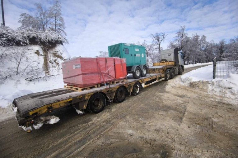 SNEG DO 5 CM SNEGA NA OVIM PRAVCIMA: Putevi Srbije apeluju na oprez!