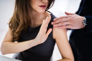 ŠOK NA SUDU: Izjava da je udarac u muške genitalije bolniji od porođaja OD SADA predstavlja POLNO UZNEMIRAVANJE!