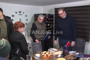 "SREĆAN SAM ŠTO SE LJUDI VRAĆAJU, VIDE DA NI NA ZAPADU NE CVETAJU RUŽE"! Predsednik u poseti porodici Kumbrijanović u selu Gornjane!