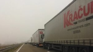 STANJE NA GRANICAMA: Putnički automobili prolaze bez čekanja, teretnjaci na Batrovcima stoje dva sata!