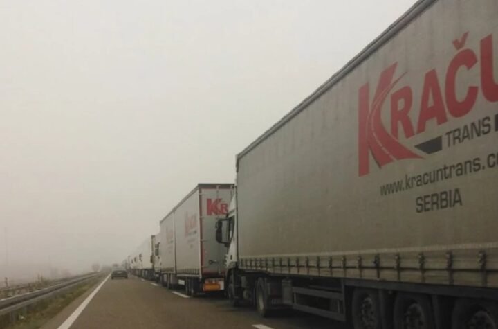 STANJE NA GRANICAMA: Putnički automobili prolaze bez čekanja, teretnjaci na Batrovcima stoje dva sata!