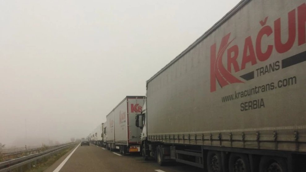 STANJE NA GRANICAMA: Putnički automobili prolaze bez čekanja, teretnjaci na Batrovcima stoje dva sata!