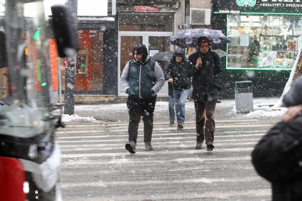 SVAKI TREĆI ČOVEK U SRBIJI NAORUŽAN ŠETA ULICOM? Stručnjak upozorio narod - MLADI KRIJU NOŽE ISPOD NOGAVICA