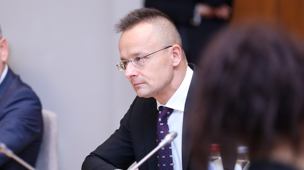 Sijarto doputovao u Beograd, na aerodromu ga dočekala ministarka Mesarović