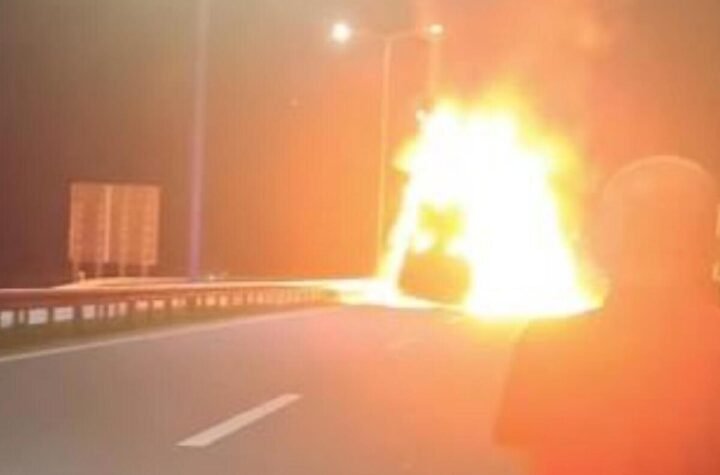 U BAČKOJ PALANCI PLAMEN PROGUTAO AUTOMOBIL! Vatra se razbuktala nasred ulice