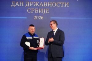 UČESTVOVAO U ISKOPAVANJU REKORDNE TONE UGLJA! Vučić odlikovao bageristu iz kopa "Drmno"!