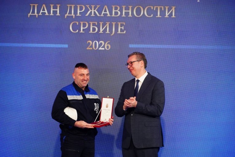 UČESTVOVAO U ISKOPAVANJU REKORDNE TONE UGLJA! Vučić odlikovao bageristu iz kopa "Drmno"!