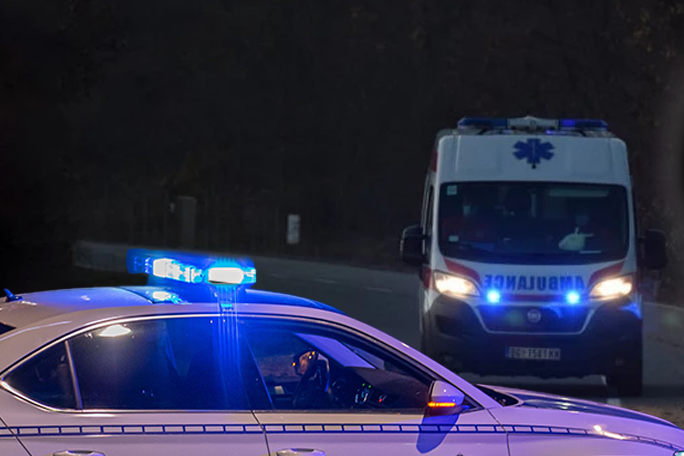 UŽAS NA PUTU KOD ČAČKA! Automobil se prevrnuo na krov, POTPUNO SMRSKAN stoji pored kolovoza! (FOTO)