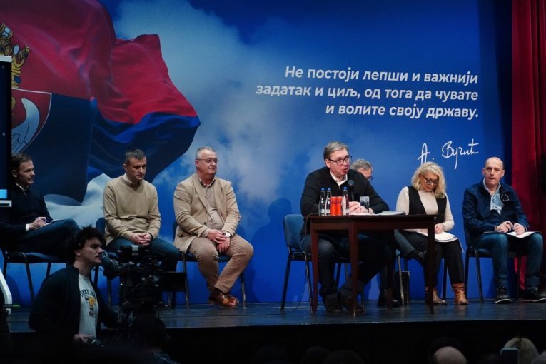 VUČIĆ ISPUNIO VELIKU ŽELJU BAKI IZ KLADOVA! Unuka se borila za život, a sada će imati krov nad glavom: "DOBIĆETE KUĆU OD 75 KVADRATA"