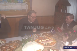 VUČIĆ NAJAVIO POVEĆANJE PENZIJA! Predsednik obilazi pogon fabrike "Jumko" - Povećaćemo broj zaposlenih žena na neodređeno!