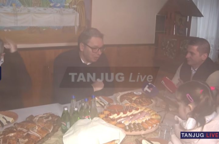 VUČIĆ NAJAVIO POVEĆANJE PENZIJA! Predsednik obilazi pogon fabrike "Jumko" - Povećaćemo broj zaposlenih žena na neodređeno!
