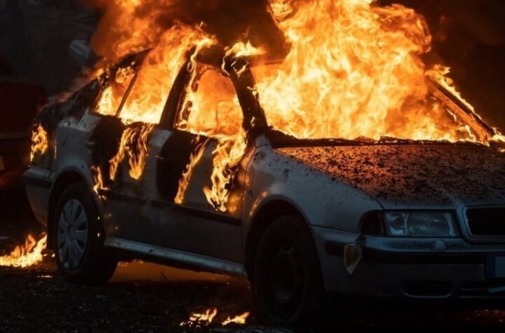 ZAPALJEN JOŠ JEDAN AUTOMOBIL! Kamere snimile dvojicu kako podmeću požar!