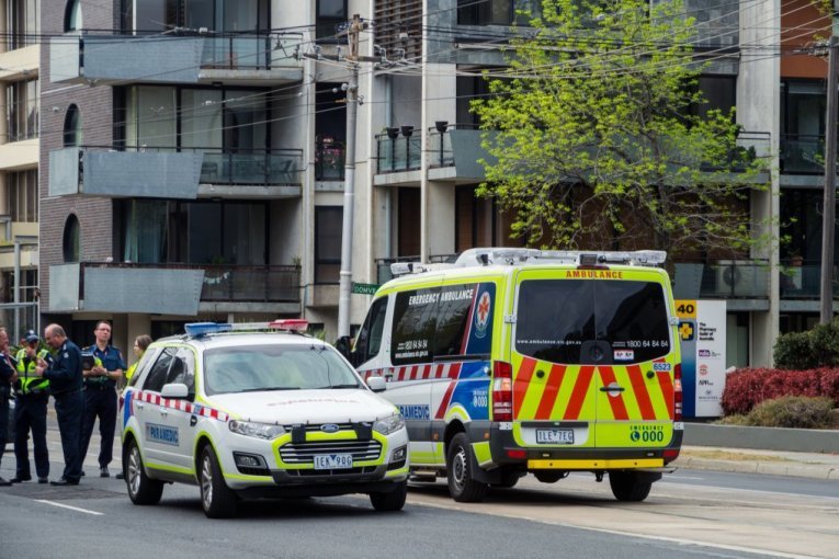 ZAPALJEN MUŠKARAC NA ULICI! Prevezen u bolnicu sa teškim opekotinama, policija traži napadače (FOTO)