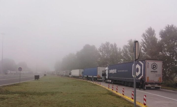 AMSS: Teretna vozila na graničnim prelazima Batrovci i Šid čekaju po tri sata na izlaz