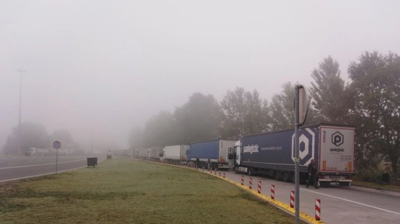 AMSS: Teretna vozila na graničnim prelazima Batrovci i Šid čekaju po tri sata na izlaz