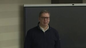 'BIĆE NEIZVESNA I TEŠKA BORBA' Vučić se kratko obratio okupljenima u sedištu SNS-a